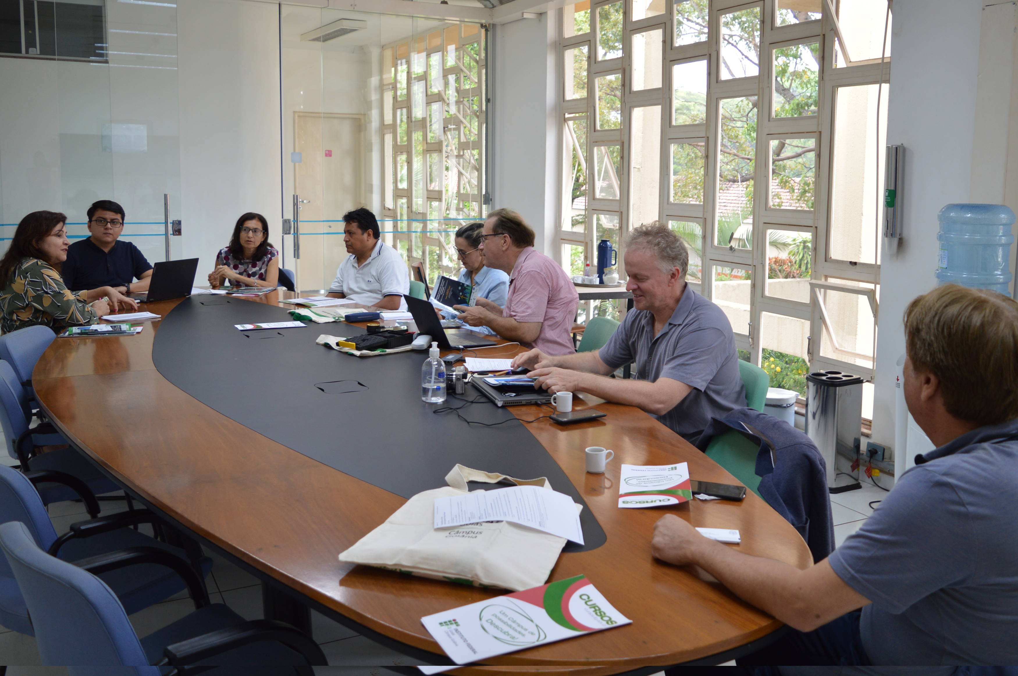 Professora Adriana explica história e atuação do IFG durante visita.